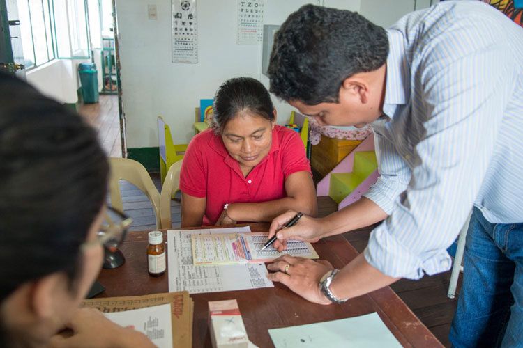 Man showing a woman a treatment programme