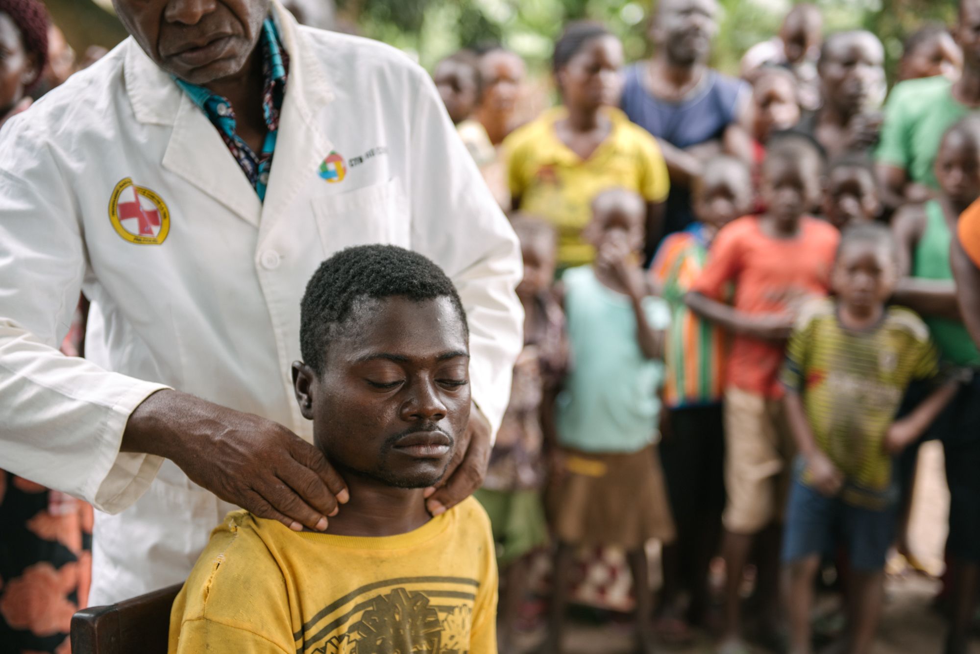 アレクシスを診察するカンデ医師
