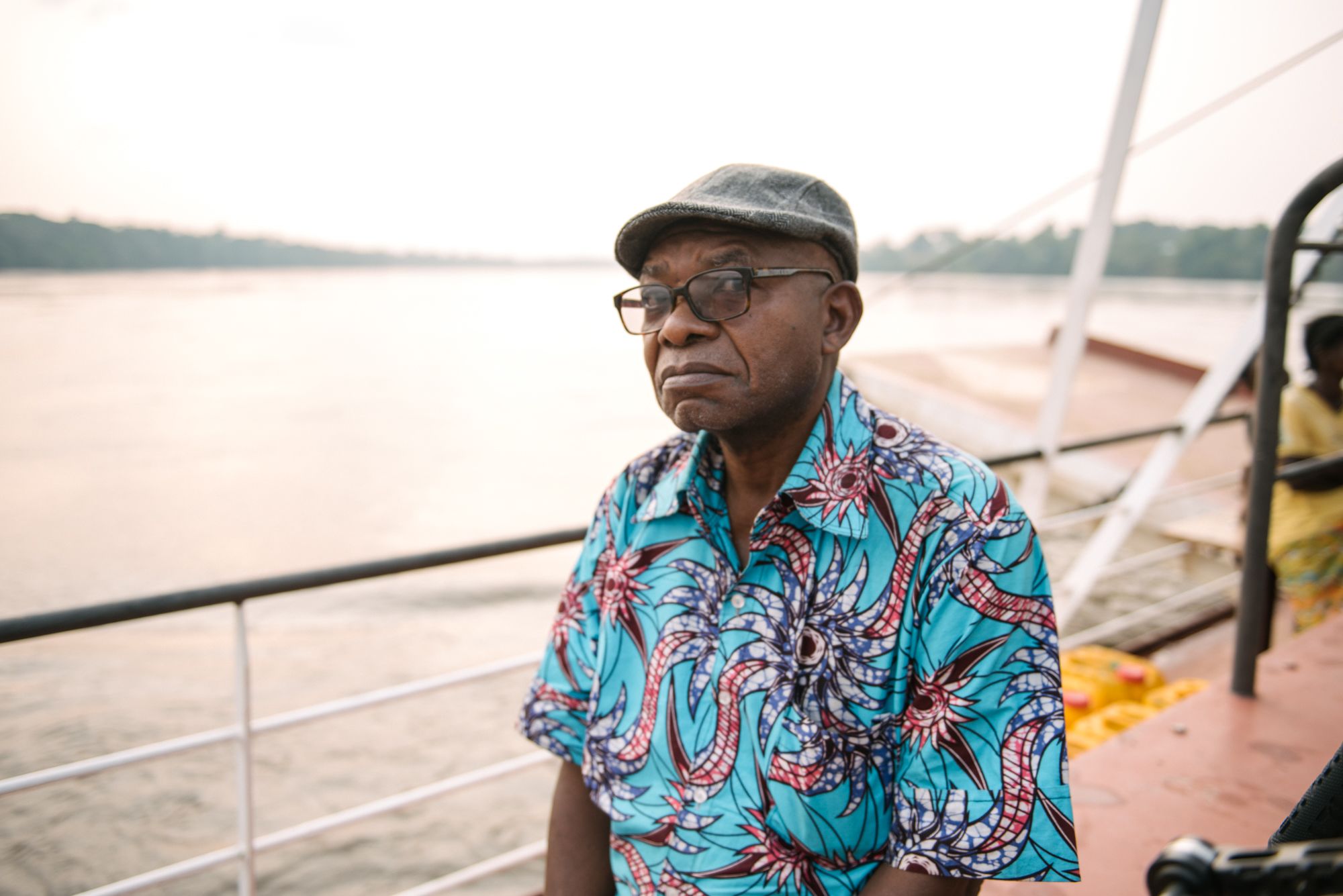 クウィル川を渡り、バガタ病院に向かうカンデ医師